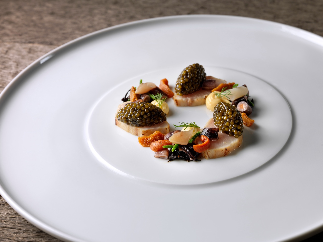 Bernsteinmakrele mit Enten, Stab- u Kammmuscheln, Seeigelwasser, Imperialkaviar von Torsten Michel Schwarzwaldstube (c) René Riis Traube Tonbach Schwarzwaldstube-michelin-rene riis-traube-tonbach-ute-junker