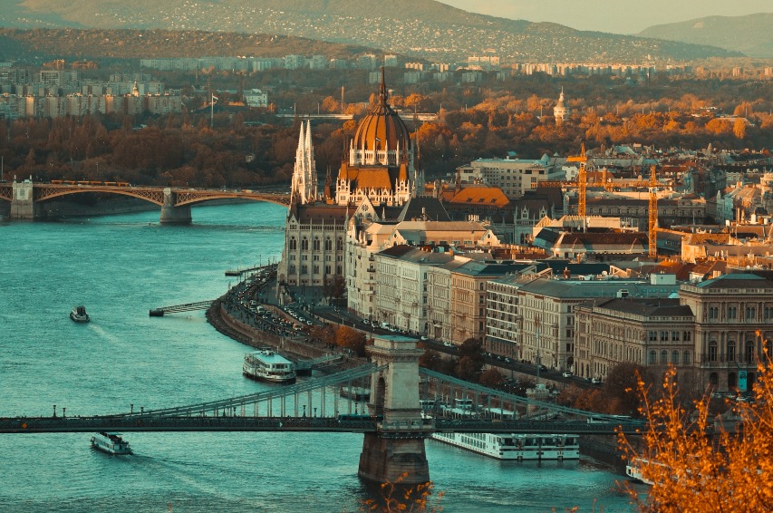 walk-the-world-podcast-budapest-travel-kesthelyi-timi-on-unsplash-ute-junker