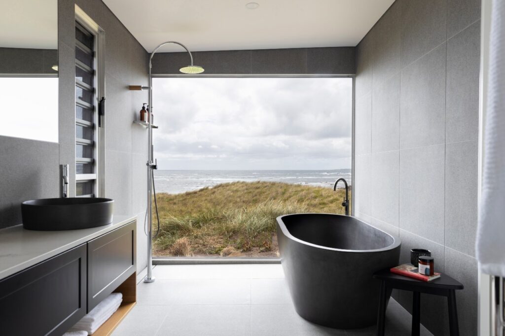 Bath with a view kittawa-lodge-king-island-luxury-ute-junker