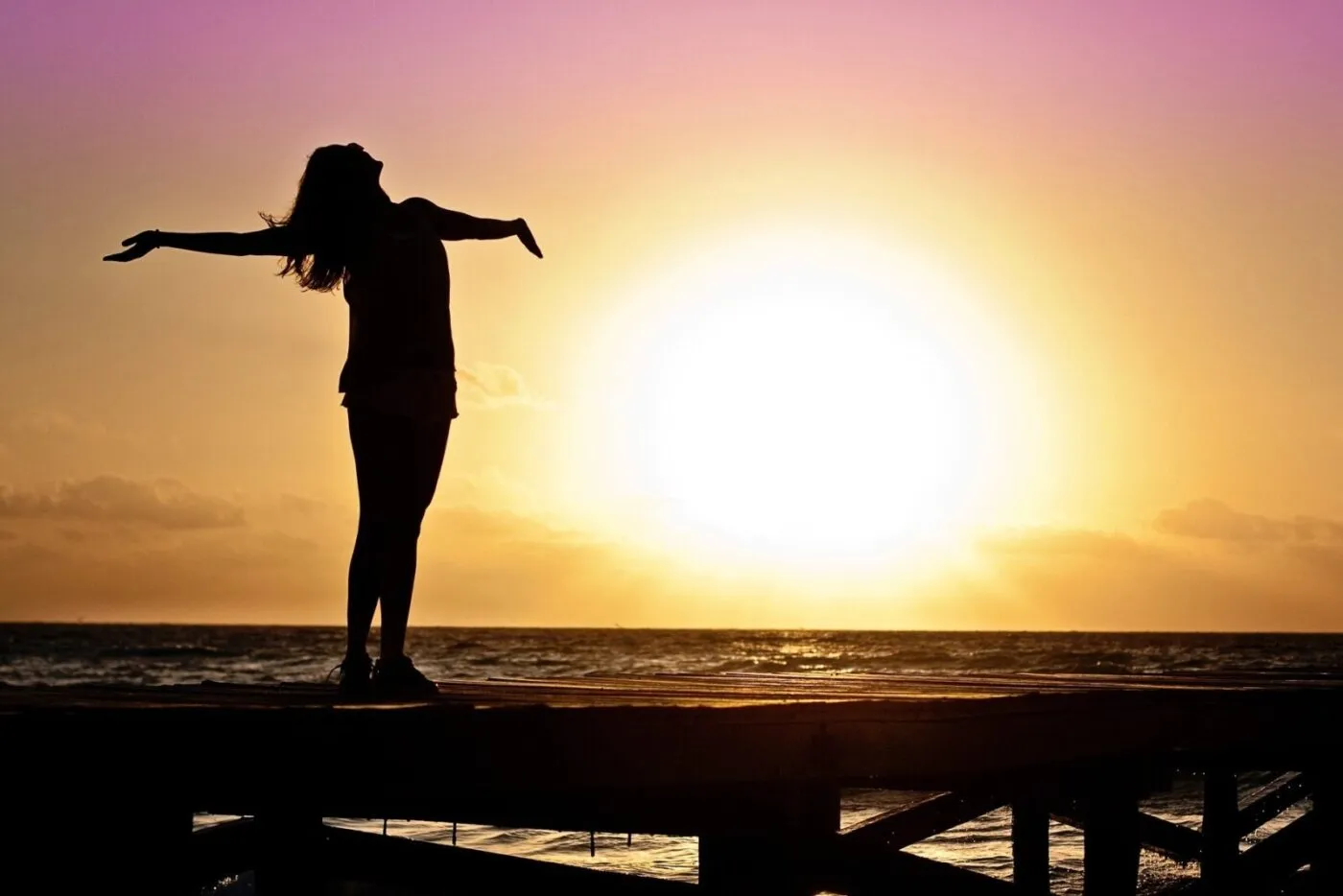 jill-wellington-photo-girl-looks-to-sky-beach-sunset-feel-good